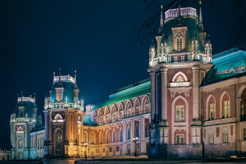 Fototapeta premium foggy evening in an old Moscow mansion
