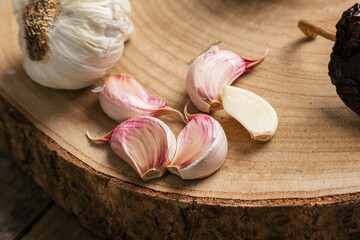 Garlic on pine way board