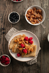 Assiette de crêpes fait maison avec fruits rouges et compote