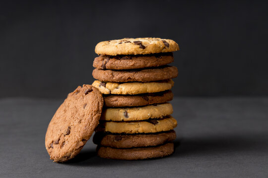 Closeup shot of delicious chocolate chip cookies (galletas)