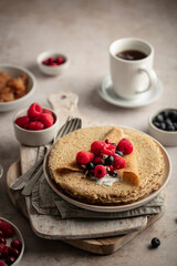 Assiette de crêpes fait maison avec fruits rouges et yaourt
