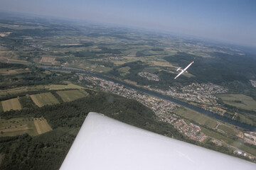 Zwei Segelflugzeuge kreisen in einem Aufwind