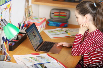 Ein Mädchen macht während der Coronakrise Schularbeiten zuhause am 13.01.2020