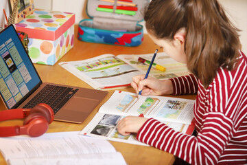 Ein Mädchen macht während der Coronakrise Schularbeiten zuhause am 13.01.2020