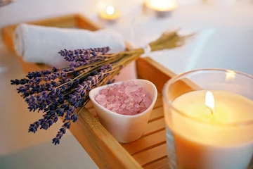 Poster Spiritueel aura reinigend ritueel bad voor volle maan ritueel. Kaarsen, aromazout en lavendel op kuiptafel, close-up © Tetiana Soares