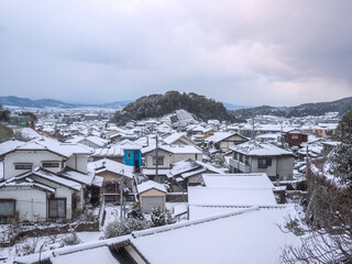 雪の日の街と空