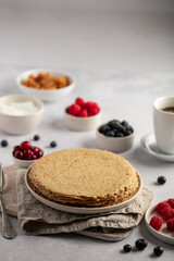 Assiette de crêpes fait maison avec fruits rouges et yaourt