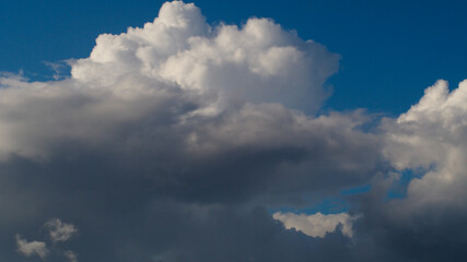 Ciel de traîne très contrasté, à l'arrière d'une dépression atlantique.  De nombreuses averses, parfois orageuses, se succèdent