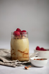 crème semoule caramel et framboises