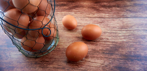 BODEG&Oacute;N  DE HUEVOS SOBRE UN FONDO DE MADERA