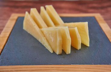 RACION DE QUESO IBERICO CURADO CORTADO A TRIANGULOS