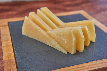 RACION DE QUESO IBERICO CURADO CORTADO A TRIANGULOS