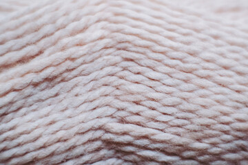 Close up sur les fils d'une pelote de laine