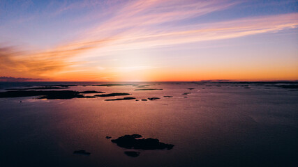 Schöner Sonnenuntergang über in der Nähe eines Hafens in Göteborg, Schweden in einer warmen Sommernacht