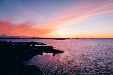 Schöner Sonnenuntergang über in der Nähe eines Hafens in Göteborg, Schweden in einer warmen Sommernacht