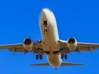 着陸する飛行機