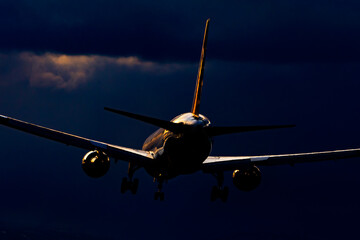 夕方に着陸する飛行機
