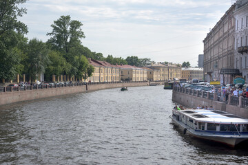 Obraz premium Tourists moving along the canals on foot and on ships
