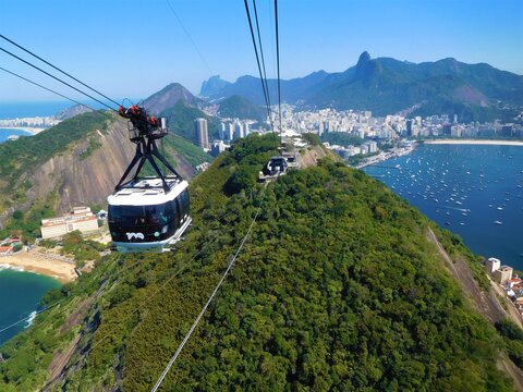T&eacute;l&eacute;ph&eacute;rique qui monte au sommet du Pain de Sucre &agrave; Rio de Janeiro