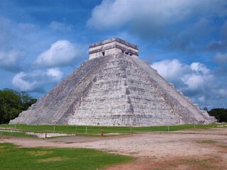 Fototapeta na wymiar Pyramide maya de Chichen Itza dans le Yucatan