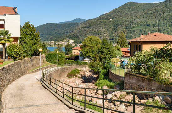 BrusimpianoBilder StockFotos & Videos. Adobe Stock