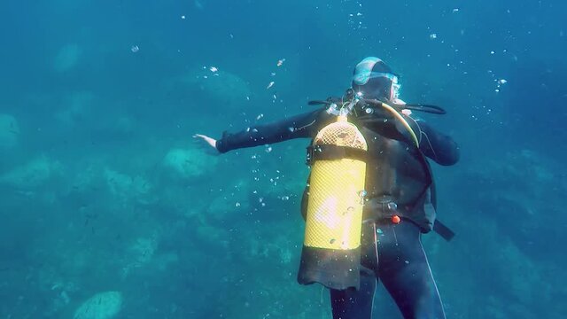 submarinista principiante descubriendo el fondo del mar