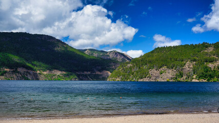Obraz premium Landscape of lake Lacar, San martin de los Andes, Neuquen, Argentina. Taken on a warm summer afternoon under a ble sky with a few white clouds 