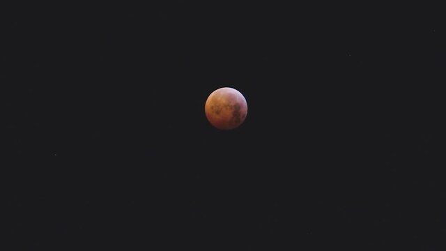 Eclipse lunar con luna roja desde Espa&ntilde;a