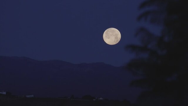 Luna llena poni&eacute;ndose al amanecer en el horizonte de Espa&ntilde;a