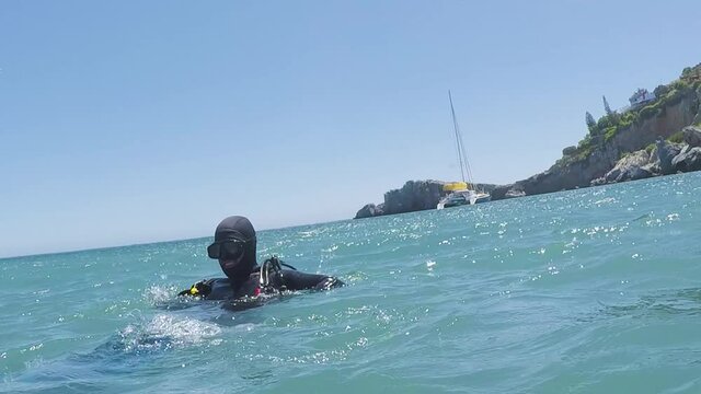 Buceador preparado para la inmersi&oacute;n desde un yate 