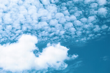 Obraz premium CÉU AZUL COM NUVENS BRANCAS.