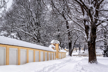 Śnieżna zima w ogrodach Pałacu Branickich, Podlasie, Polska - obrazy, fototapety, plakaty