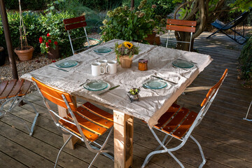 Table dressée à l'ombre pour le petit-déjeuner 