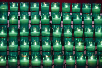 Grupo de velas encendidas en homenaje a los difuntos en una iglesia de Valladolid