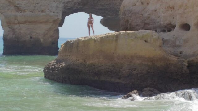 mujer joven disfrutando en la Playa de Marinha, en el Algarve de Portugal