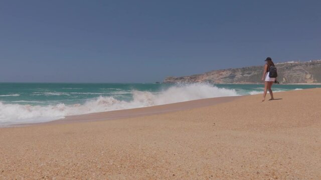Paisaje de la playa de Nazaré con las olas rompiendo en la arena