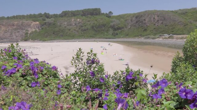 mujer joven y atractiva en triquini en el para&iacute;so tropical en Praia do Odeceixe, en Portugal