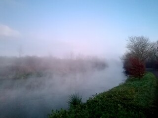 Fluss mit Nebel