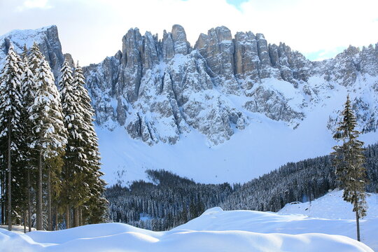 Le Dolomiti innevati senza turisti per i divieti di circolazione causa Covid-19.