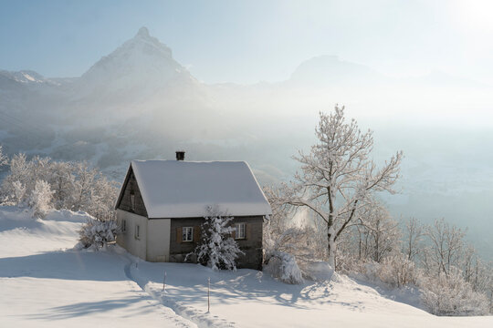 romantisches H&auml;uschen in frisch verschneiter Winterlandschaft