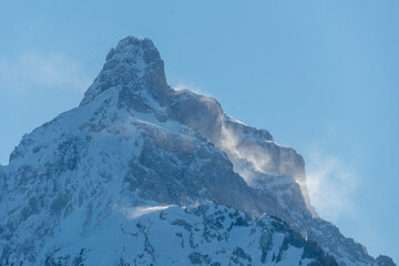 Fototapeta na wymiar heftige Sturmwinde umtosen den Berggipfel