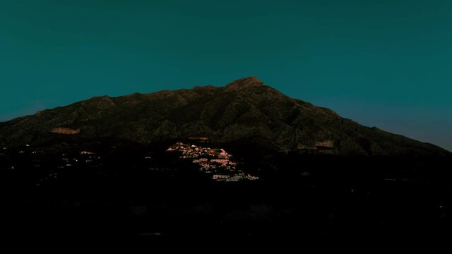 Monte La concha vista desde el atardecer hasta el anochecer en Puerto Banus Marbella