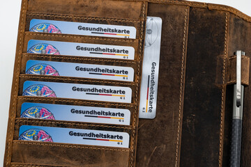 Gesundheitskarten in einer Ledermappe