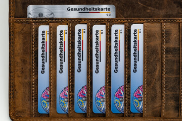 Gesundheitskarten in einer Ledermappe