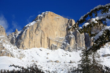 Le dolomiti intorno al lago di Carezza in Alto Adige