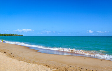 Praia com água cristalina e céu azul