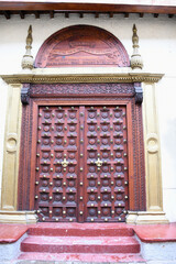 Die berühmten und historischen Haustüren im indischen Stil schmücken viele Häuser in Stone Town...