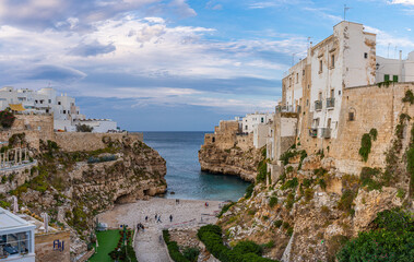 Obraz premium The beach of Polignano a Mare with its steep cliffs of the old town