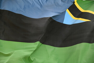 Im Wind die Nationalflagge, Fahne von der Insel Sansibar nach der Vereinigung mit Tansania seit dem...