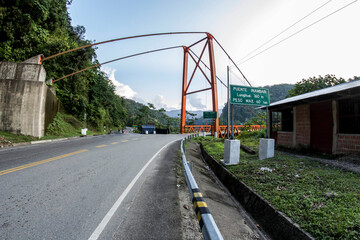 Fototapeta na wymiar Carreteras, Puentes y construcción en la selva peruana